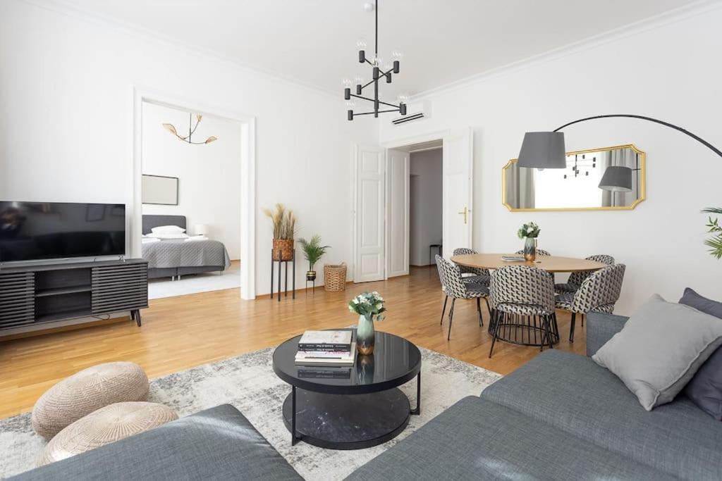 Franz 23 - Typical Viennese Apartment In The Heart Of Wien Exteriör bild